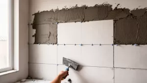 Układanie płytek 60x60 na ścianie