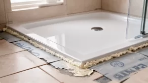 Montaż brodzika z konglomeratu na płytkach