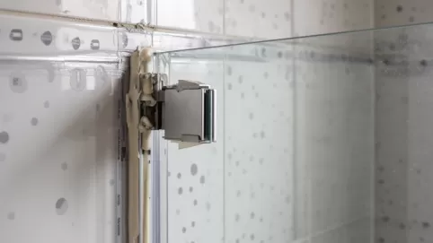 Montaż kabiny prysznicowej na płytkach