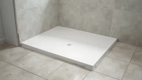 Montaż niskiego brodzika na płytkach