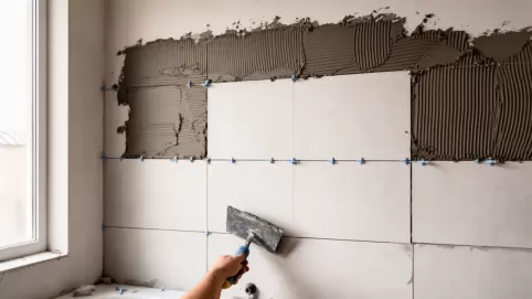 Układanie płytek 60x60 na ścianie