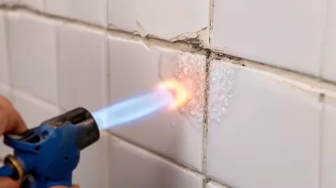 Usuwanie płytek palnikiem